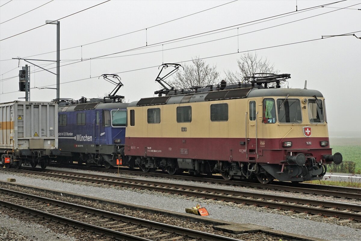 ZUCKERRÜBENKAMPAGNE SCHWEIZ 2021
Zuckerfabrik Frauenfeld
Am 12. November 2021 stand das Duo TEE TR Re 421-393 von International Rolling Stock Investment (IRSI) und die Re 421 371-6 von SBB Cargo im Rübendienst zwischen Islikon und Turgi.
Foto: Walter Ruetsch