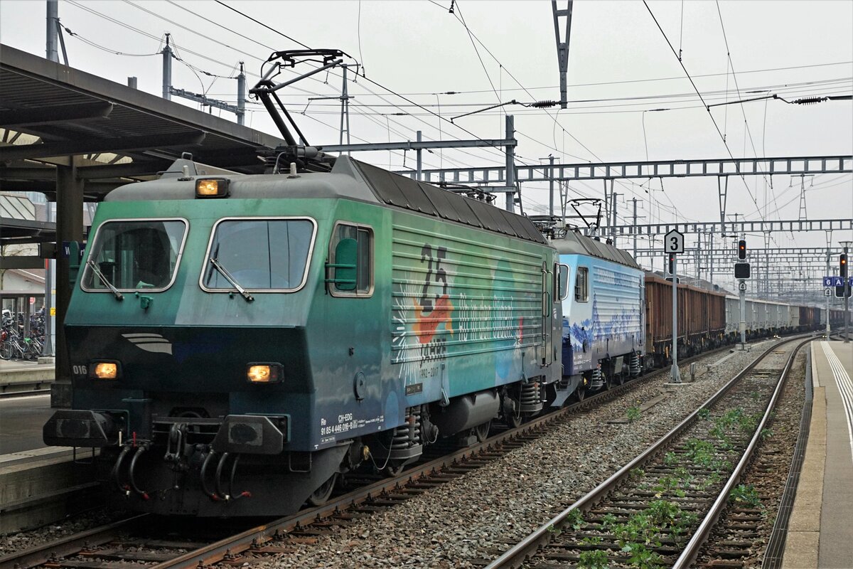 ZUCKERRÜBENKAMPAGNE SCHWEIZ 2021
Zuckerfabrik Frauenfeld
Die beiden Re 446 016 und Re 446 018 vom Eisenbahndienstleister GmbH (EDG) brachten am 12. November 2021 einen Deutschen Rübenzug von Basel nach Islikon. Die eher seltene Fuhre konnte noch im letzten Moment anlässlich der Bahnhofsdurchfacht Winterthur verewigt werden.
Foto: Walter Ruetsch
