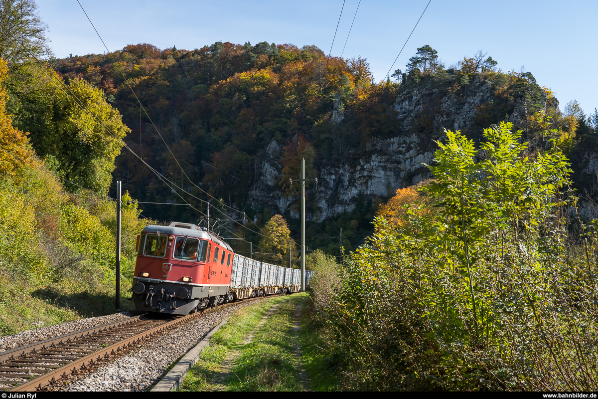 Zuckerrübenkampange 2020: SBB Re 4/4 II 11130 im Einsatz für die CJ mit einem leeren Rübenzug Delémont - Alle am 19. Oktober 2020 bei St-Ursanne.
