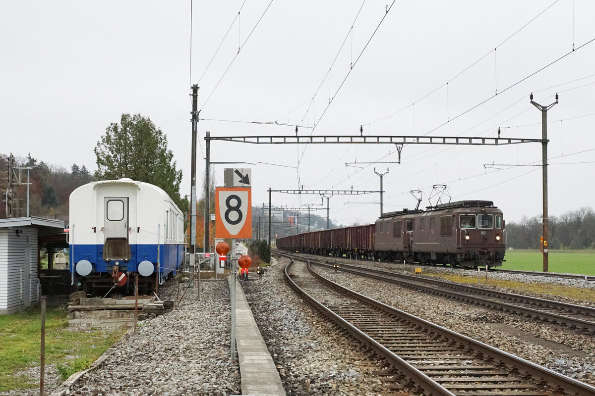 Zuckerrübentransporte per Bahn.
ZUCKERRÜBENKAMPAGNE 2021.
Zuckerfabrik Aarberg.
Erinnerungen an die Zuckerrübenkampagne 2021 sowie die voraussichtlich letzten Einsätze der BLS Re 425 im Rübenverkehr ab der Zuckerfabrik Aarberg.
Leider ist während der Rübenernte das Wetter meist trüb und neblig. Damit musste ich als Bahnfotograf leben. Auch werden die Tage kürzer. Wäre ich nur an sonnigen Tagen an die Strecke, hätte ich keine Aufnahmen ! Alle Aufnahmen sind im November 2021 entstanden in Busswil, Schafis bei Ligerz am Bielersee und in Yverdon les Bains.
Foto: Walter Ruetsch
