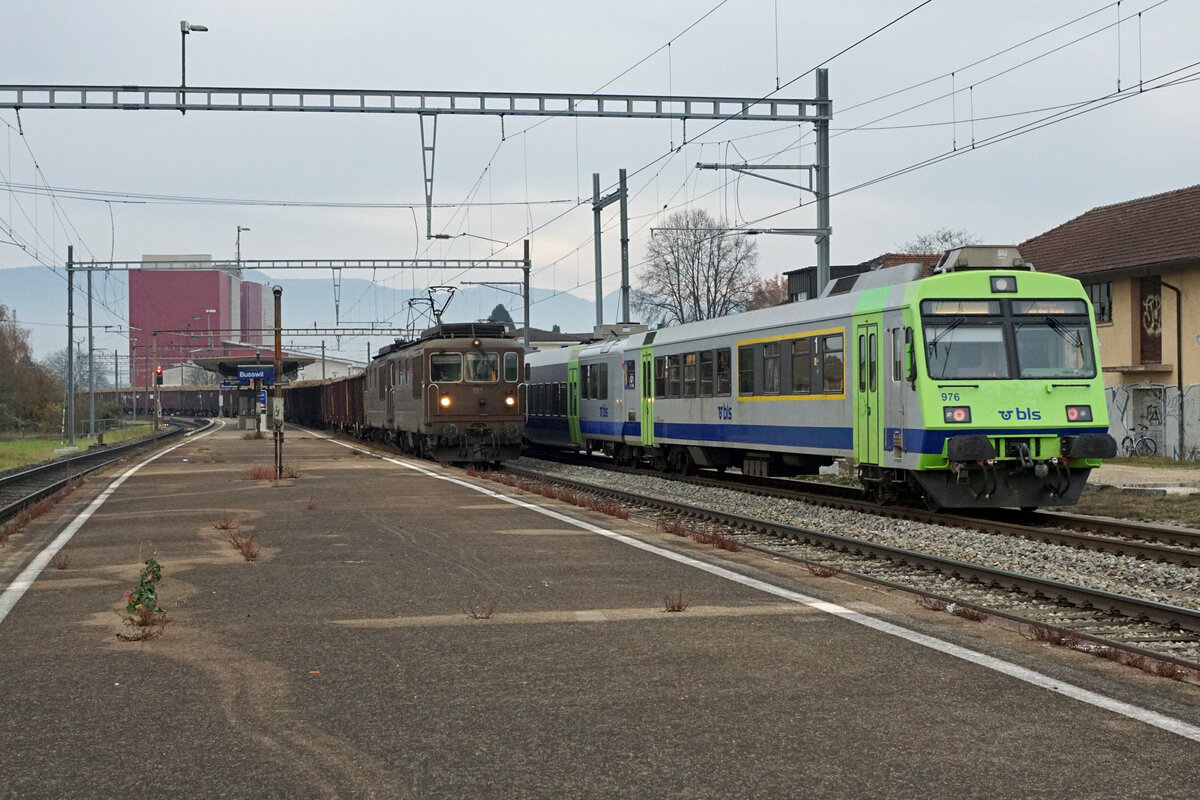 Zuckerrübentransporte per Bahn.
ZUCKERRÜBENKAMPAGNE 2021.
Zuckerfabrik Aarberg.
Erinnerungen an die Zuckerrübenkampagne 2021 sowie die voraussichtlich letzten Einsätze der BLS Re 425 im Rübenverkehr ab der Zuckerfabrik Aarberg.
Leider ist während der Rübenernte das Wetter meist trüb und neblig. Damit musste ich als Bahnfotograf leben. Auch werden die Tage kürzer. Wäre ich nur an sonnigen Tagen an die Strecke, hätte ich keine Aufnahmen ! Alle Aufnahmen sind im November 2021 entstanden in Busswil, Schafis bei Ligerz am Bielersee und in Yverdon les Bains.
Foto: Walter Ruetsch

