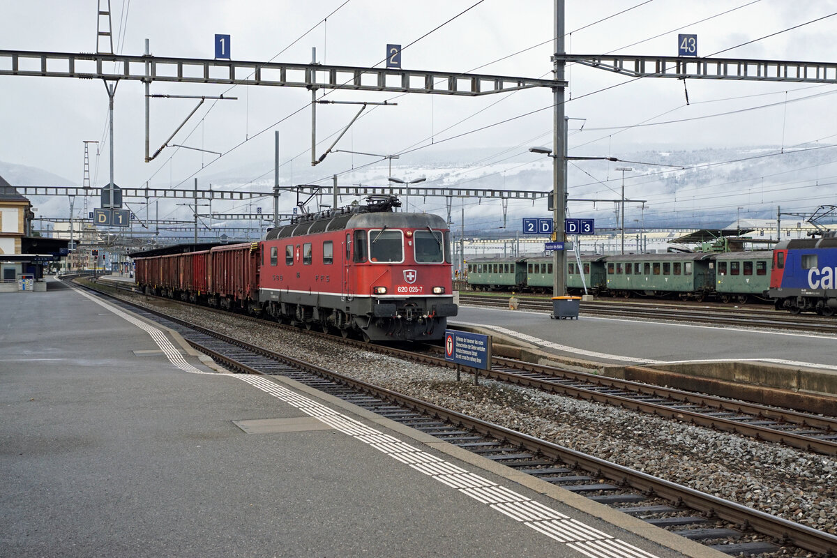 Zuckerrübentransporte per Bahn.
ZUCKERRÜBENKAMPAGNE SCHWEIZ 2021
Zuckerfabrik Aarberg
Am Abend des 12. Dezember 2021 wurden die letzten Rüben verarbeitet.
Die zahlreichen durch die TR Trans Rail AG geführten Rübenzüge mit den fotogenen Traktionen verliefen störungsfrei.
Die Rübenkampagne 2021 ist beendet, was bleibt sind die schönen vielen im Bilde festgehaltenen Erinnerungen des Bahnfotografen.
Eine umfangreichere Präsentation bestehend aus 34 Aufnahmen habe ich in meinem Account bei Flickr eingestellt.
Foto: Walter Ruetsch