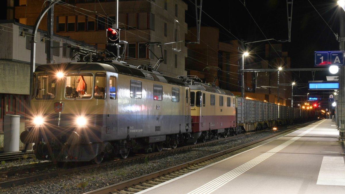 Zuckerrübenverkehr 2020: Re 421 387-2 und Re 421 393-0 beim nächtlichen Rangieren mit leeren Rübenwagen in Siggenthal-Würenlingen, aufgenommen am 21.11.2020 um 02:53 Uhr.