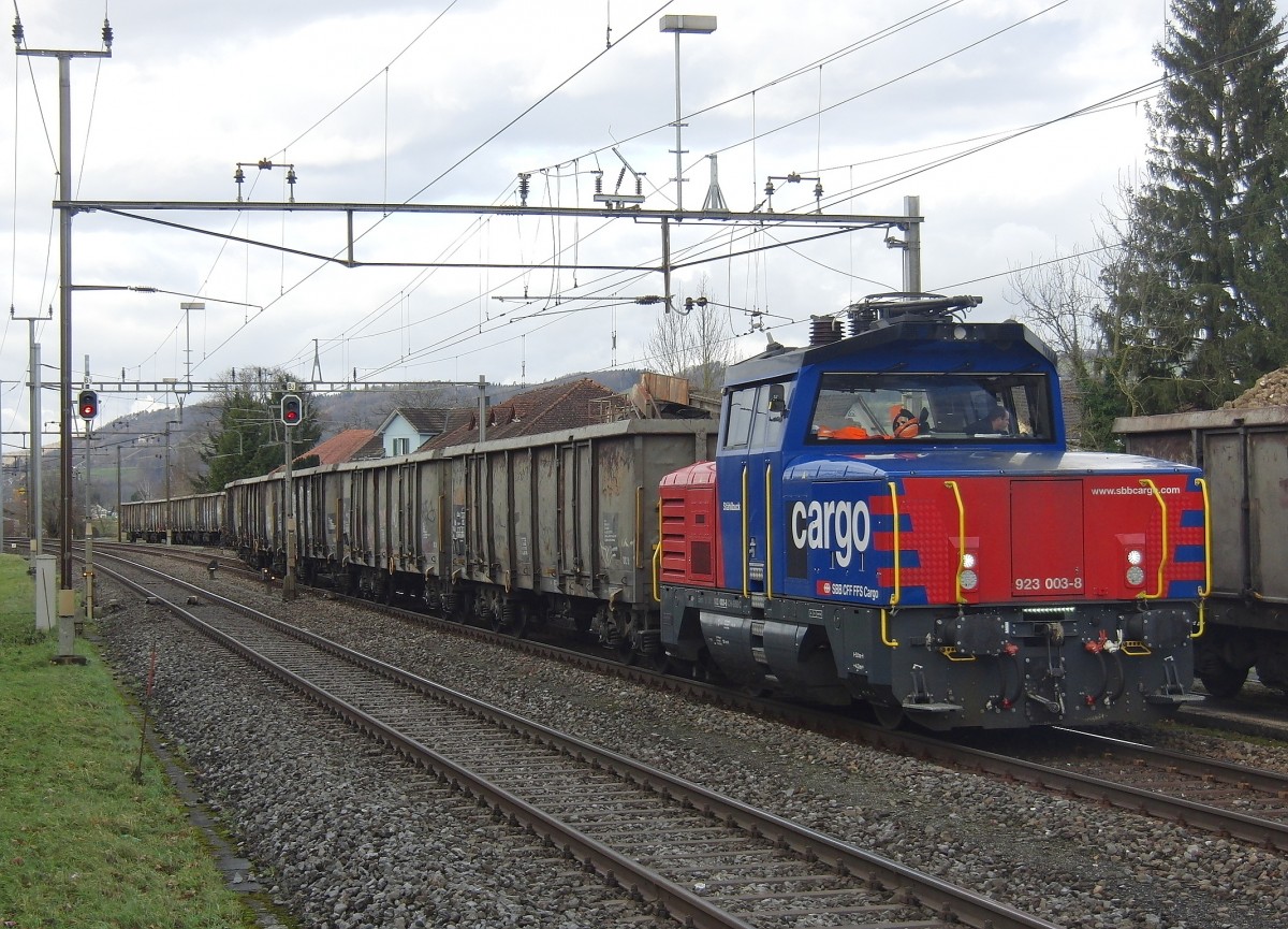 Zuckerrbenverlad 2013 in Brglen (TG) - Abgebgelt und mit Einsatz des Dieselmotors schiebt Eem 923 003-8 'Sthlibuck' die leeren Eaos-Wagen zur Beladung mit Zuckerrben von der Hauptstrecke in das Verladegleis im Bahnhof von Brglen (06.12.2013).