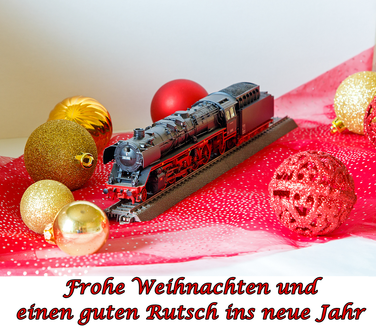 
Zudem wünsche ich Euch Gesundheit und ein erfolgreiches Jahr 2017, auf das alle Eure Wünsche in Erfüllung gehen.

Zum Bild:
Mein Liliput H0-Modell (AC mit Sound) der DB Güterzuglok  45 010 (045 010-6), etwas weihnachtlich dekoriert, am 23.12.2016 in Herdorf.
Die Fahrzeuge der Baureihe 45 waren die stärksten Dampflokomotiven, die in Deutschland zum Einsatz gekommen sind. Von den insgesamt 28 gebauten Lokomotiven dieser Baureihe blieb nur die 45 010 erhalten. Sie wurde aber leider 2005 bei dem Brand des Verkehrsmuseums Nürnberg stark beschädigt.  2012 wurde die Lokomotive im Dampflokwerk Meiningen wieder optisch und rollfähig als museales Ausstellungsfahrzeug aufgearbeitet. Sie steht heute im Depot des VM Nürnberg in Lichtenfels, leider nicht frei zugänglich.