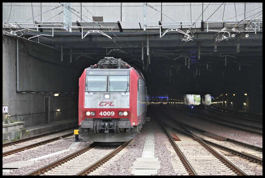 Züge aus Richtung Norden erreichen den Luxembourger Hauptbahnhof (Gare) durch einen langen Tunnel. Hier verläßt gerade am 23.5.2023 die CFL 4009 mit ihrem Doppelstockzug nach Petange den Tunnel und fährt um 15.54 Uhr in den Bahnhof ein.