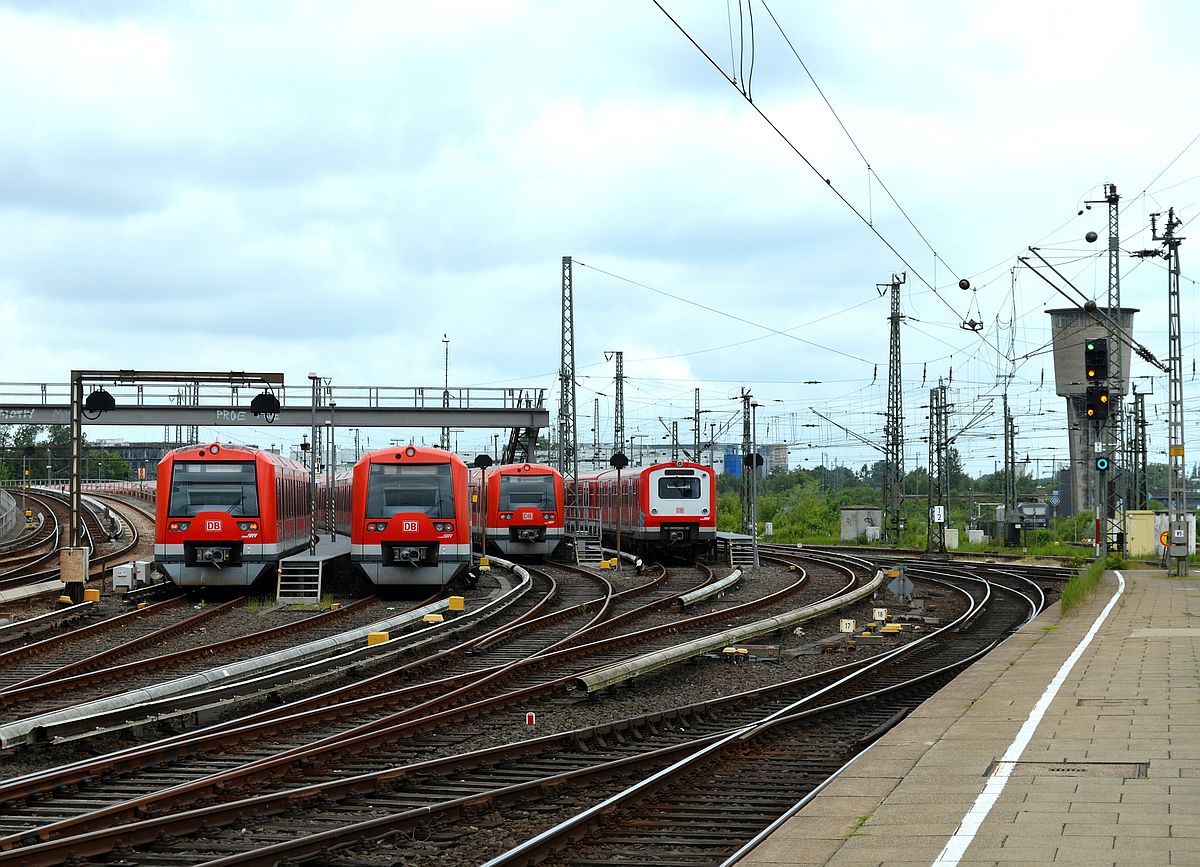 Züge der Baureihen 474/874 und 472/473 in der Abstellanlage des Bahnhofs  Hamburg-Altona . Ganz rechts im Bild: der ehemalige Wasserturm - Relikt des einst legendären Dampflok-BWs. 1.6.2014 