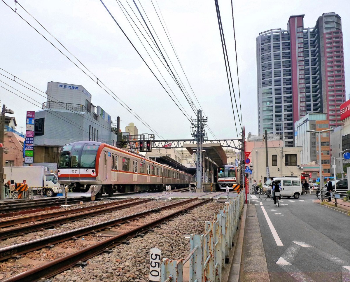 Züge des Seibu-Konzerns / Züge von Tokyo Metro: Seibu ist mit der U-Bahn vernetzt, und Seibu-Züge können als U-Bahn Yûrakuchô-Linie die Bucht von Tokyo erreichen, oder als U-Bahn Fukutoshin-Linie die nach Südwesten und ins Stadtgebiet von Yokohama führende Hauptlinie des Tôkyû-Konzerns. Umgekehrt gelangen sowohl Tôkyû-Wagen wie auch U-Bahnwagen auf die Seibu-Strecken. Im Bild die zwei U-Bahnzüge 10007 und 10027 (Tokyo Metro Serie 10000, Baujahre 2006-2009) an der Seibu-Station Hibarigaoka, 11.Oktober 2011. 