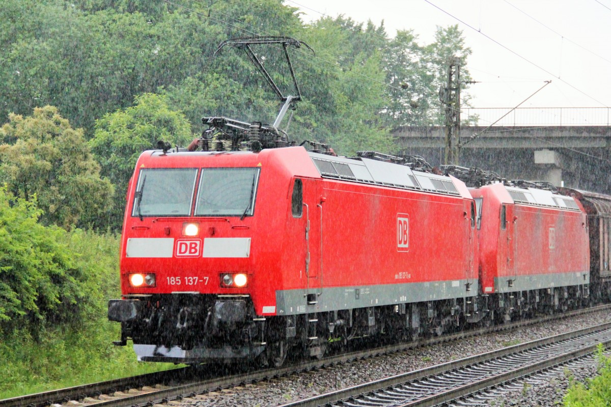 Züge fahren nun einmal auch im Regen - wie 185 137-7, welche 185 095-7 kalt in ihrem Zug mitführte. 18.06.2015