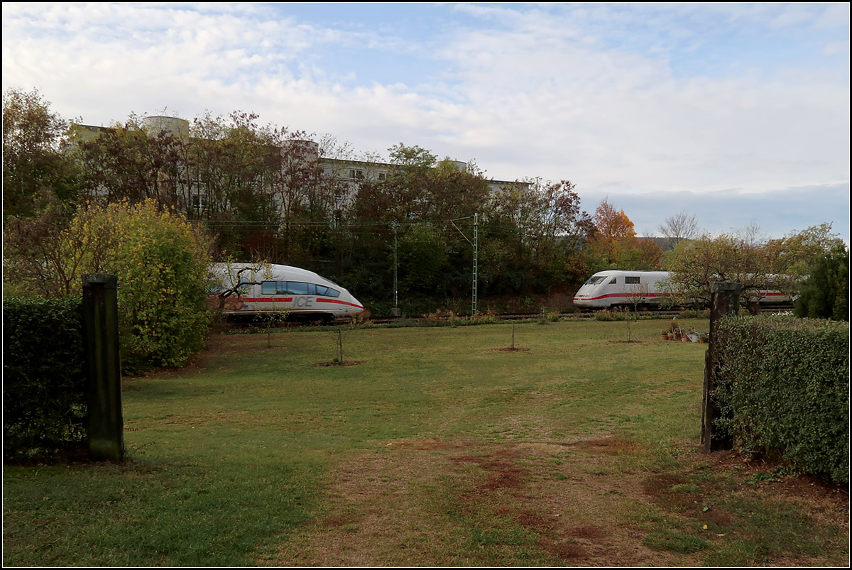Züge im Garten -

Reger ICE-Verkehr auf der Remsbahn, hier bei Kernen-Rommelshausen.

31.10.2018 (M)