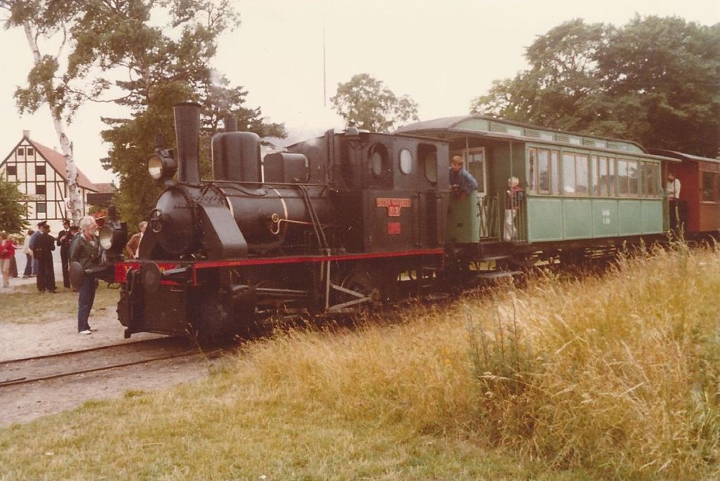 Zge von Maribo Bandholm Museumsbahn angekommen in Bandholm Juli 1979.
Die Lokomotive ist vom  stre Gaswerk  (lag in Kopenhagen) und es ist eine Lokomotive von Hanomag Baujahre 1906
