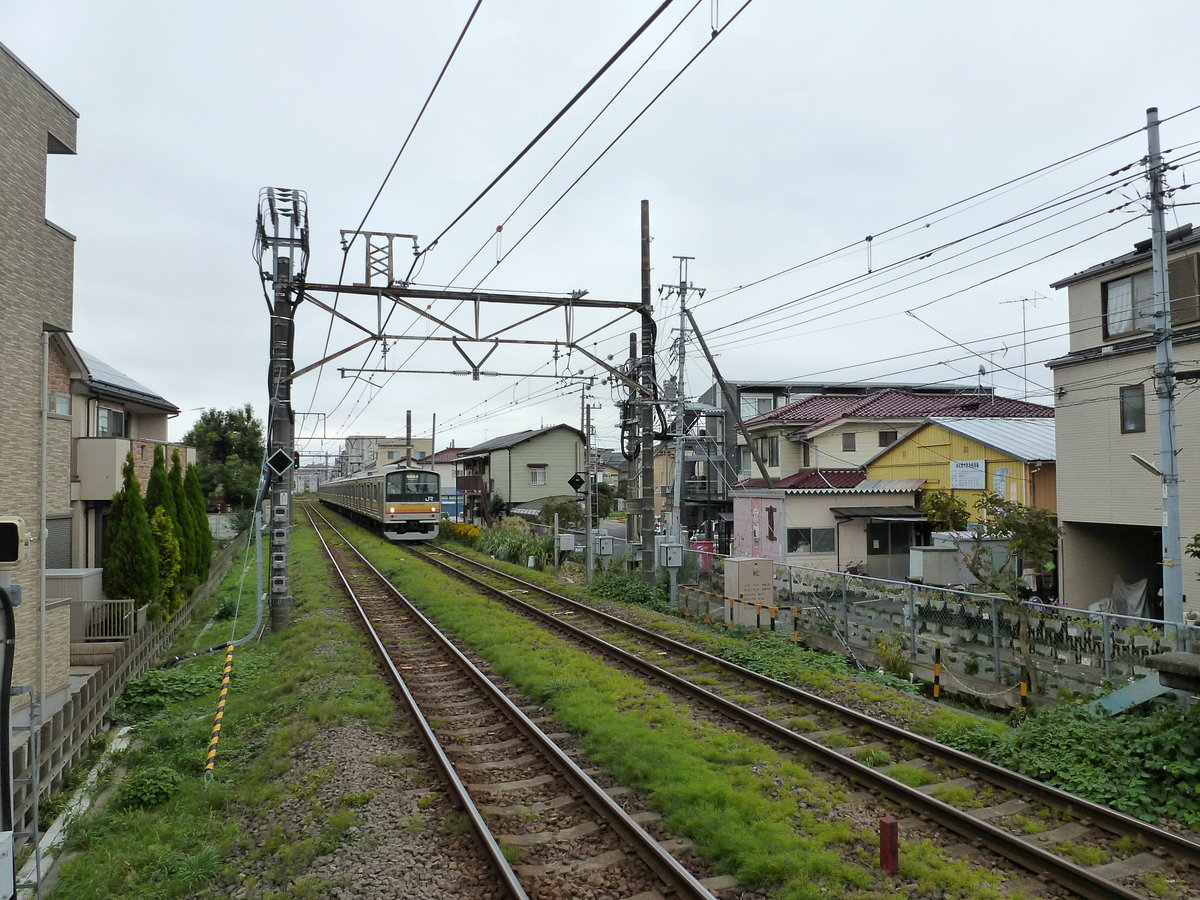 Züge der Serie 205, heute in Indonesien im Einsatz: Zug 205-28 der Nambu-Linie in Nakanoshima, einem Aussenbezirk von Tokyo. NAMBU-LINIE     >Dieser Zug steht seit September 2015 in Indonesien im Einsatz 