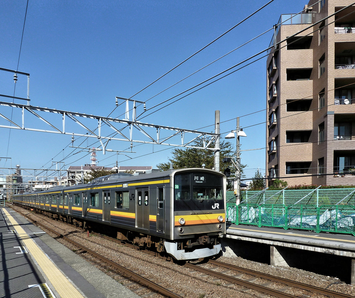 Züge der Serie 205, heute in Indonesien im Einsatz: Zug 205-23 der Nambu-Linie in Nishi Kunitachi,29.Oktober 2011. Dieser Zug ging im September 2015 nach Indonesien. 