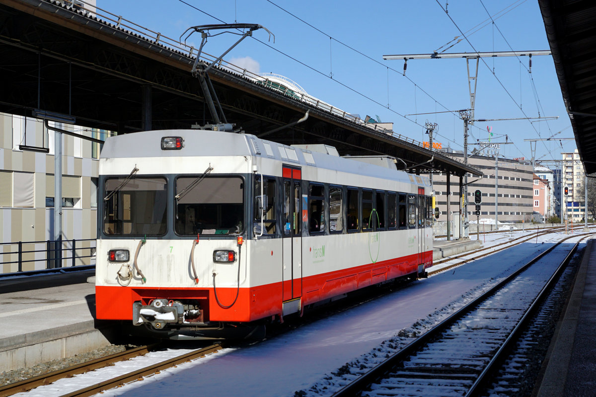 Züge von transN auf normaler und schmaler Spur in La Chaux de Fonds. 
BDe 4/4 7, ehemals CMN, anlässlich der Abfahrt als REGIO nach Les Ponts-de-Martel  am 13. Februar 2021.
Foto: Walter Ruetsch
