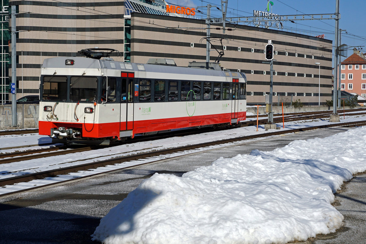 Züge von transN auf normaler und schmaler Spur in La Chaux de Fonds.
Regio bestehend aus dem BDe 4/4 7, ehemals CMN, anlässlich der Einfahrt in den Bahnhof La Chaux-de-Fonds am 13. Februar 2021.
Foto: Walter Ruetsch
