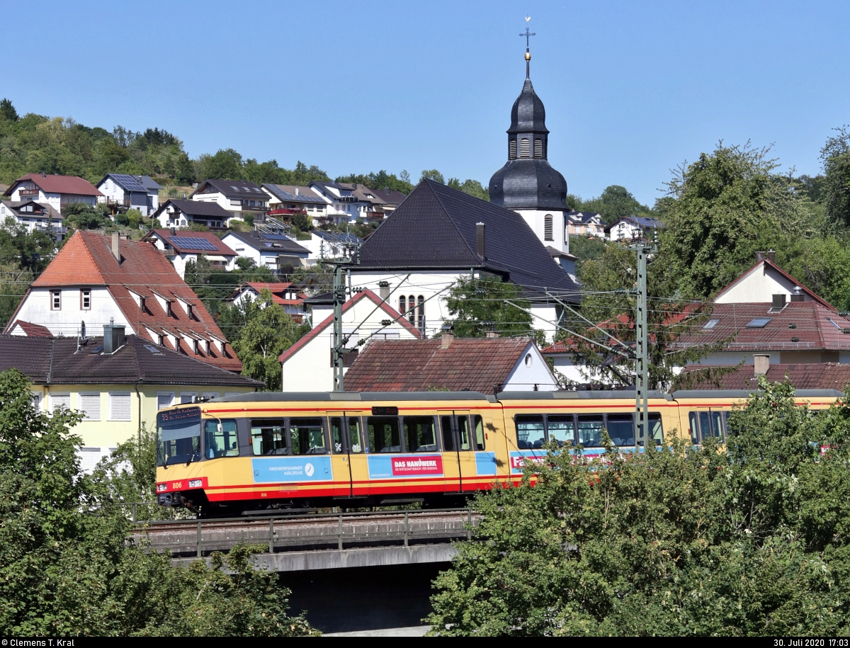 Züge unter der Christ-König-Kirche:
Duewag/ABB/Henschel GT8-100C/2S, Wagen 806, der Albtal-Verkehrs-Gesellschaft mbH (AVG) als verspätete S6 von Bad Wildbad Kurpark nach Wörth(Rhein) Badepark fährt in Ersingen (Kämpfelbach) auf der Bahnstrecke Karlsruhe–Mühlacker (Residenzbahn | KBS 770).
[30.7.2020 | 17:03 Uhr]