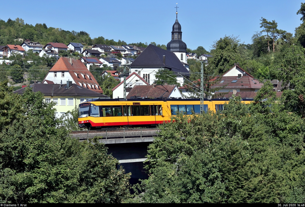 Züge unter der Christ-König-Kirche:
Duewag/Siemens GT8-100D/2S-M, Wagen 860, der Albtal-Verkehrs-Gesellschaft mbH (AVG) als S5 von Pforzheim Hbf nach Karlsruhe Hbf fährt in Ersingen (Kämpfelbach) auf der Bahnstrecke Karlsruhe–Mühlacker (Residenzbahn | KBS 770).
[30.7.2020 | 16:48 Uhr]