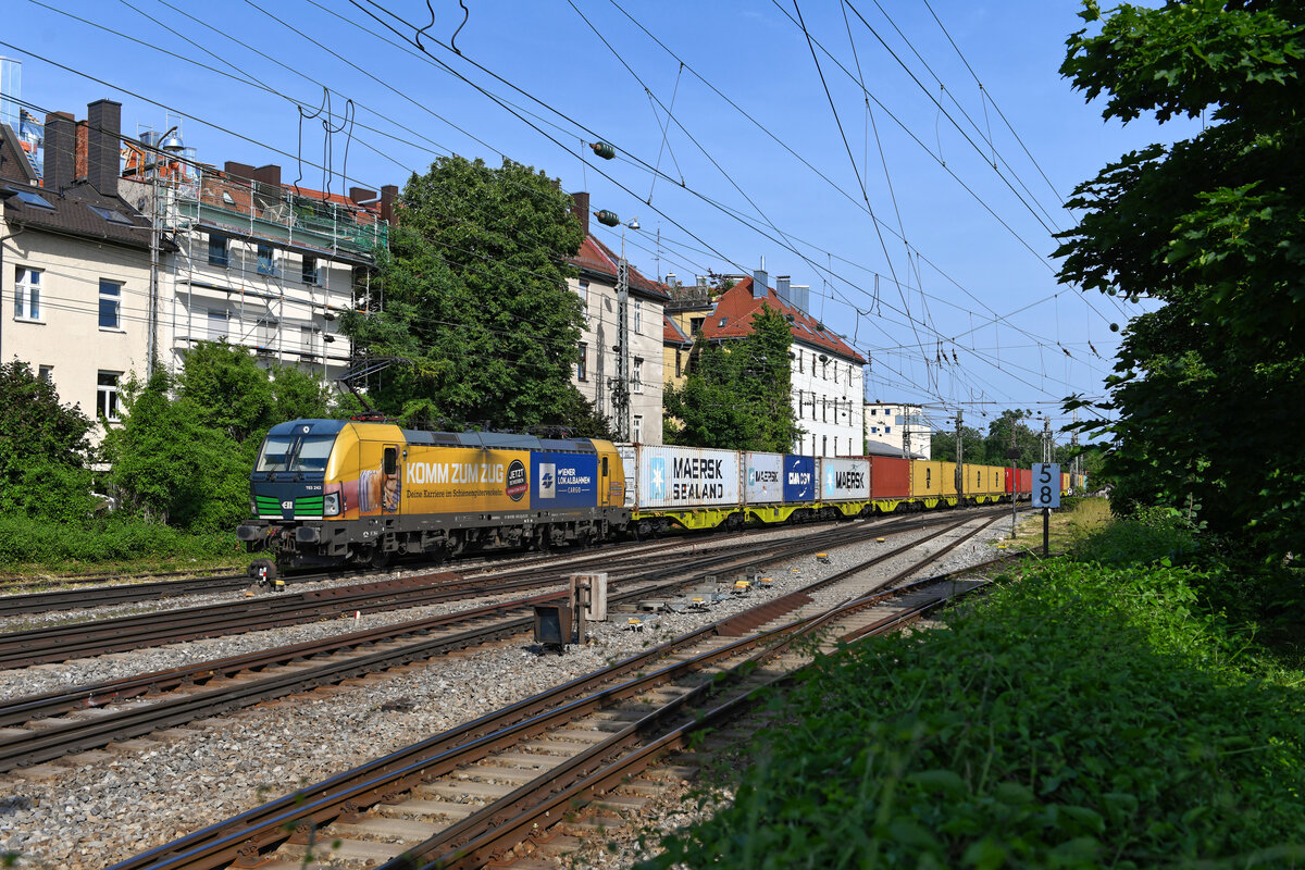 Züge der Wiener Lokalbahnen Cargo lassen sich normalerweise nicht in München Süd beobachten. Am 19. Juni 2021 wurde der DGS 43938 von Linz Vbf nach Dradenau jedoch aufgrund von Bauarbeiten zwischen Regensburg und Nürnberg über die bayerische Landeshauptstadt umgeleitet. Es führte die um neue Auszubildende werbende 193 243. 