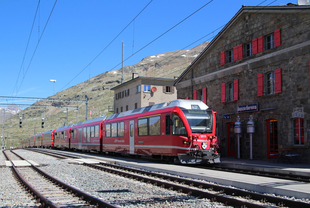 Zügig durchfährt ABe 8/12 3515  Alois Carigiet  mit dem BEX 951 (Chur - Tirano) den höchsten Bahnhof der RhB.

Ospizio Bernina, 13. Juni 2017