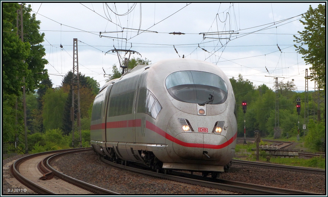 Zügig durchfährt dieser ICE 3 aus Frankfurt kommend den Gleisbogen bei Eschweiler,
(Rhl). Nächster Halt ist Aachen Hbf. Szenerie vom Juni 2013.
