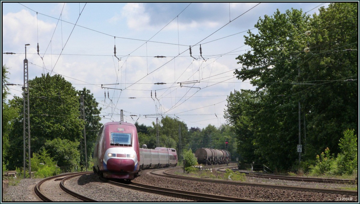 Zügig kommt er daher,der Thalys im Geisbogen bei Eschweiler auf der Kbs 480.Szenario vom 30.Juli 2014 (Vom Bahnsteig aus).