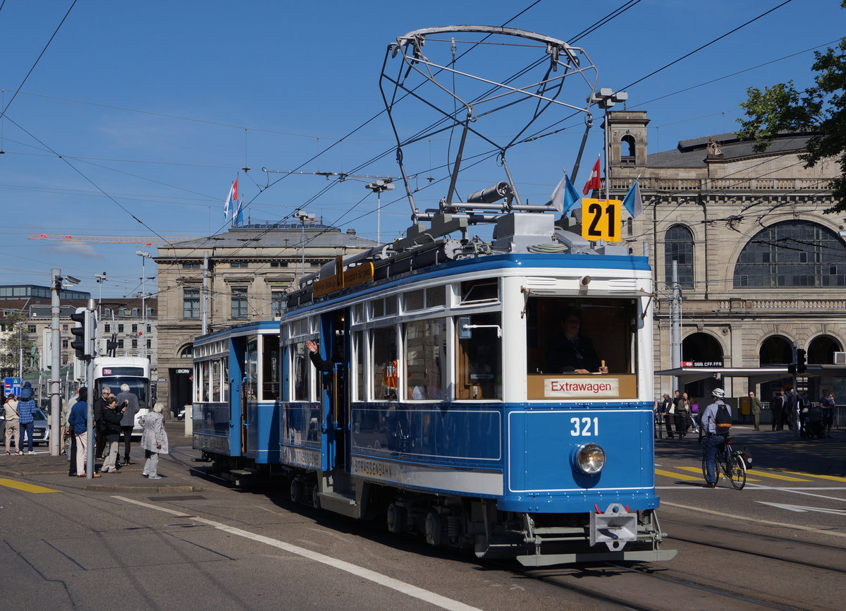 ZÜRCHER TRAMPARADE 2017 
VBZ: Aus Anlass des Jubiläums 50 Jahre Verein Tram-Museum Zürich und 10 Jahre Tram-Museum Burgwies wurde am Sonntagmorgen, 21. Mai 2017 ein einmaliger Tram-Korso durchgeführt. 

Beteiligt waren nicht weniger als 17 Strassenbahnwagen vom sonst im Verkehrshaus zu sehenden Rösslitram über das älteste elektrische Tram mit Jahrgang 1897 bis zum modernen Niederflurfahrzeug. Was diese einzigartige Parade noch spezieller machte waren die mitfahrenden Passagiere, welche alle epochengerecht gekleidet waren. Der Korso begann um 9 Uhr am Limmatquai und führt über Bellevue – Quaibrücke – Paradeplatz – Hauptbahnhof – Central zurück an den Ausgangsort. Anschliessend an die Rundfahrt blieben die mit ihren Passagieren bevölkerten historischen Wagen bis 11 Uhr am Limmatquai zwischen Münsterbrücke und Rudolf Brun Brücke zur Besichtigung.
Foto: Walter Ruetsch
