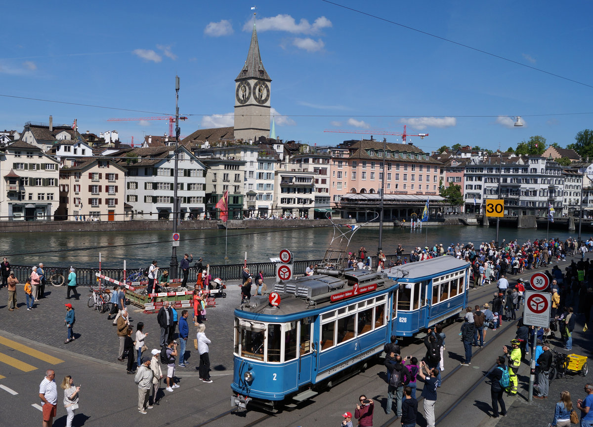 ZÜRCHER TRAMPARADE 2017 
VBZ: Aus Anlass des Jubiläums 50 Jahre Verein Tram-Museum Zürich und 10 Jahre Tram-Museum Burgwies wurde am Sonntagmorgen, 21. Mai 2017 ein einmaliger Tram-Korso durchgeführt. 

Beteiligt waren nicht weniger als 17 Strassenbahnwagen vom sonst im Verkehrshaus zu sehenden Rösslitram über das älteste elektrische Tram mit Jahrgang 1897 bis zum modernen Niederflurfahrzeug. Was diese einzigartige Parade noch spezieller machte waren die mitfahrenden Passagiere, welche alle epochengerecht gekleidet waren. Der Korso begann um 9 Uhr am Limmatquai und führt über Bellevue – Quaibrücke – Paradeplatz – Hauptbahnhof – Central zurück an den Ausgangsort. Anschliessend an die Rundfahrt blieben die mit ihren Passagieren bevölkerten historischen Wagen bis 11 Uhr am Limmatquai zwischen Münsterbrücke und Rudolf Brun Brücke zur Besichtigung.
Foto: Walter Ruetsch
