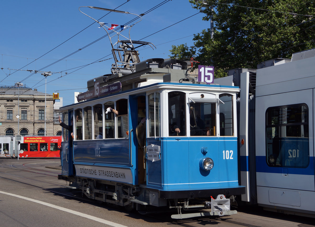 ZÜRCHER TRAMPARADE 2017 
VBZ: Aus Anlass des Jubiläums 50 Jahre Verein Tram-Museum Zürich und 10 Jahre Tram-Museum Burgwies wurde am Sonntagmorgen, 21. Mai 2017 ein einmaliger Tram-Korso durchgeführt. 

Beteiligt waren nicht weniger als 17 Strassenbahnwagen vom sonst im Verkehrshaus zu sehenden Rösslitram über das älteste elektrische Tram mit Jahrgang 1897 bis zum modernen Niederflurfahrzeug. Was diese einzigartige Parade noch spezieller machte waren die mitfahrenden Passagiere, welche alle epochengerecht gekleidet waren. Der Korso begann um 9 Uhr am Limmatquai und führt über Bellevue – Quaibrücke – Paradeplatz – Hauptbahnhof – Central zurück an den Ausgangsort. Anschliessend an die Rundfahrt blieben die mit ihren Passagieren bevölkerten historischen Wagen bis 11 Uhr am Limmatquai zwischen Münsterbrücke und Rudolf Brun Brücke zur Besichtigung.
Foto: Walter Ruetsch
