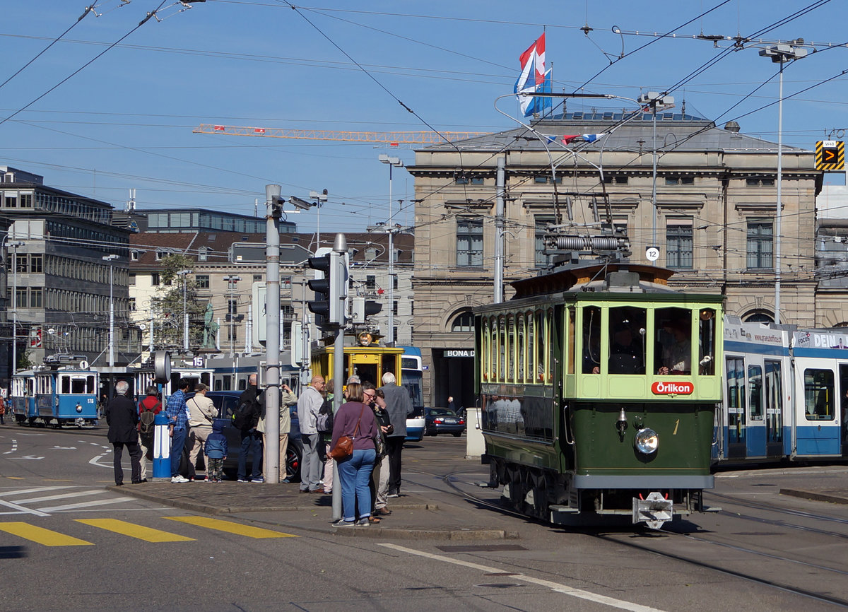 ZÜRCHER TRAMPARADE 2017 
VBZ: Aus Anlass des Jubiläums 50 Jahre Verein Tram-Museum Zürich und 10 Jahre Tram-Museum Burgwies wurde am Sonntagmorgen, 21. Mai 2017 ein einmaliger Tram-Korso durchgeführt. 

Beteiligt waren nicht weniger als 17 Strassenbahnwagen vom sonst im Verkehrshaus zu sehenden Rösslitram über das älteste elektrische Tram mit Jahrgang 1897 bis zum modernen Niederflurfahrzeug. Was diese einzigartige Parade noch spezieller machte waren die mitfahrenden Passagiere, welche alle epochengerecht gekleidet waren. Der Korso begann um 9 Uhr am Limmatquai und führt über Bellevue – Quaibrücke – Paradeplatz – Hauptbahnhof – Central zurück an den Ausgangsort. Anschliessend an die Rundfahrt blieben die mit ihren Passagieren bevölkerten historischen Wagen bis 11 Uhr am Limmatquai zwischen Münsterbrücke und Rudolf Brun Brücke zur Besichtigung.
Foto: Walter Ruetsch
