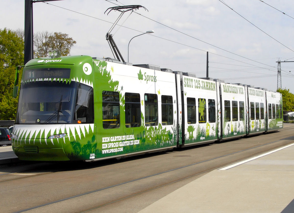 Zürcher VBZ neustes Werbetram Spross Gartenbau.
Fredy Hader 22.04.2017 Auzelg ZH
