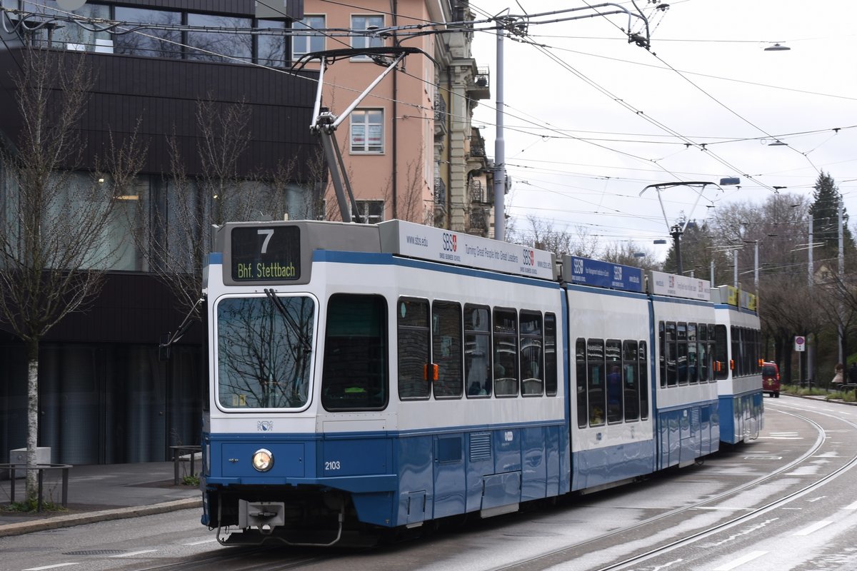 ZÜRICH, 26.02.2020, Tramlinie Nr. 7 hat soeben die Haltestelle Bf Enge verlassen und fährt am FIFA-Museum vorbei in Richtung Bf Stettbach