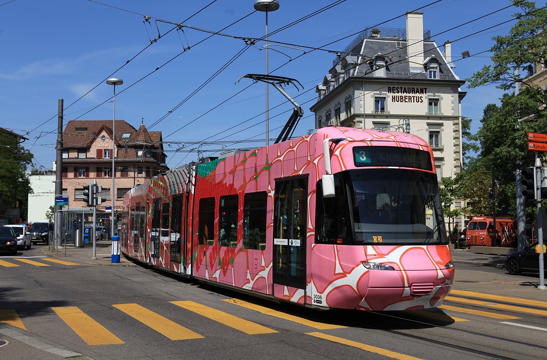 Zürich 3036 mit einer Werbung für das Theater am Hubertus in Verlauf der Albisriederstrasse, 11.07.2015.