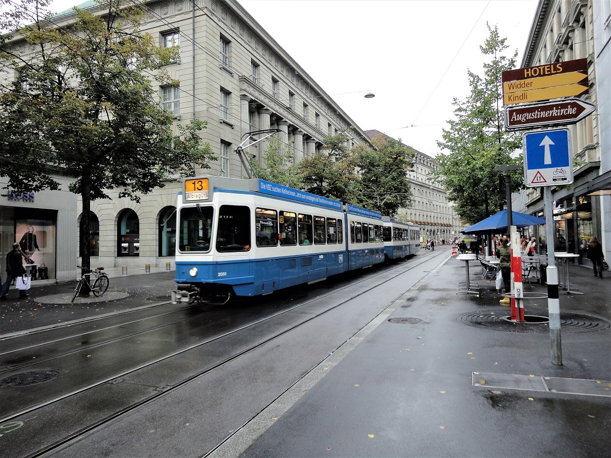 Zürich am 5.10.2013: Tram 2000, Be 4/6 2. Serie, in der Bahnhofstraße auf der Linie 13 nach Albisgütli /