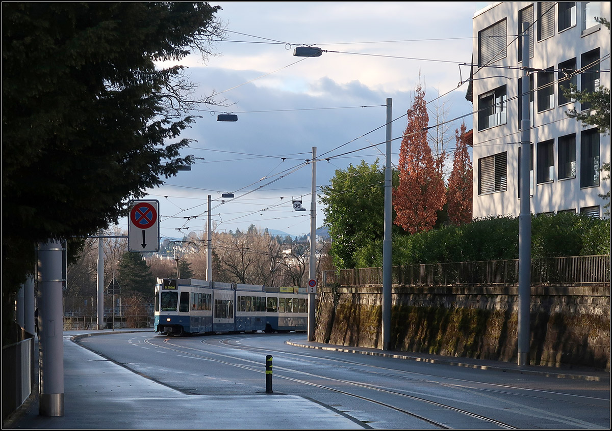 Zürich am Morgen -

Ein Tram 2000 kommt um die Ecke und wird gleich die Haltestelle Brunaustraße in Zürich-Enge erreichen.

13.03.2019 (M)
