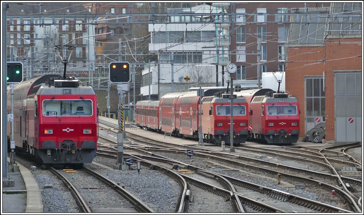 Zürich Giesshübel mit drei Re 456. Der linke Zug fährt nach Langnau-Gattikon. (09.01.2020)