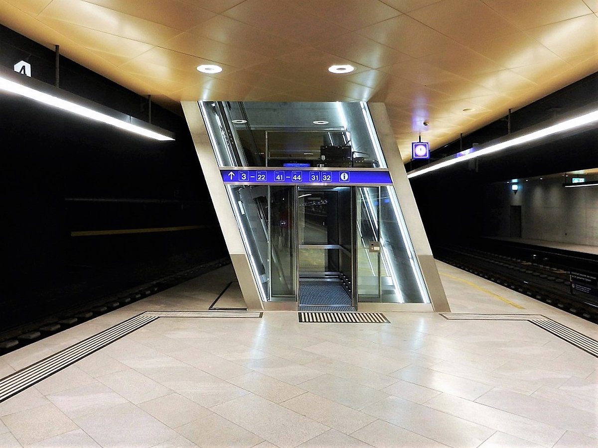 Zürich Hauptbahnhof, Schräglift der Durchmesserlinie. Der neue Bahnhof liegt 16 Meter unter den Gleisen 4 - 9 des Hauptbahnhofes - 02.08.2014
