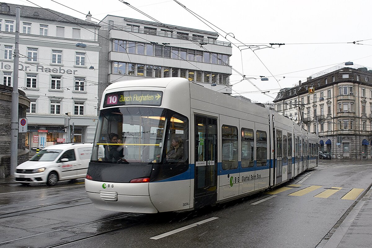 ZÜRICH (Kanton Zürich), 26.02.2020, Tramlinie 10 hat soeben die Haltestelle Bf Enge verlassen und fährt in Richtung Flughafen