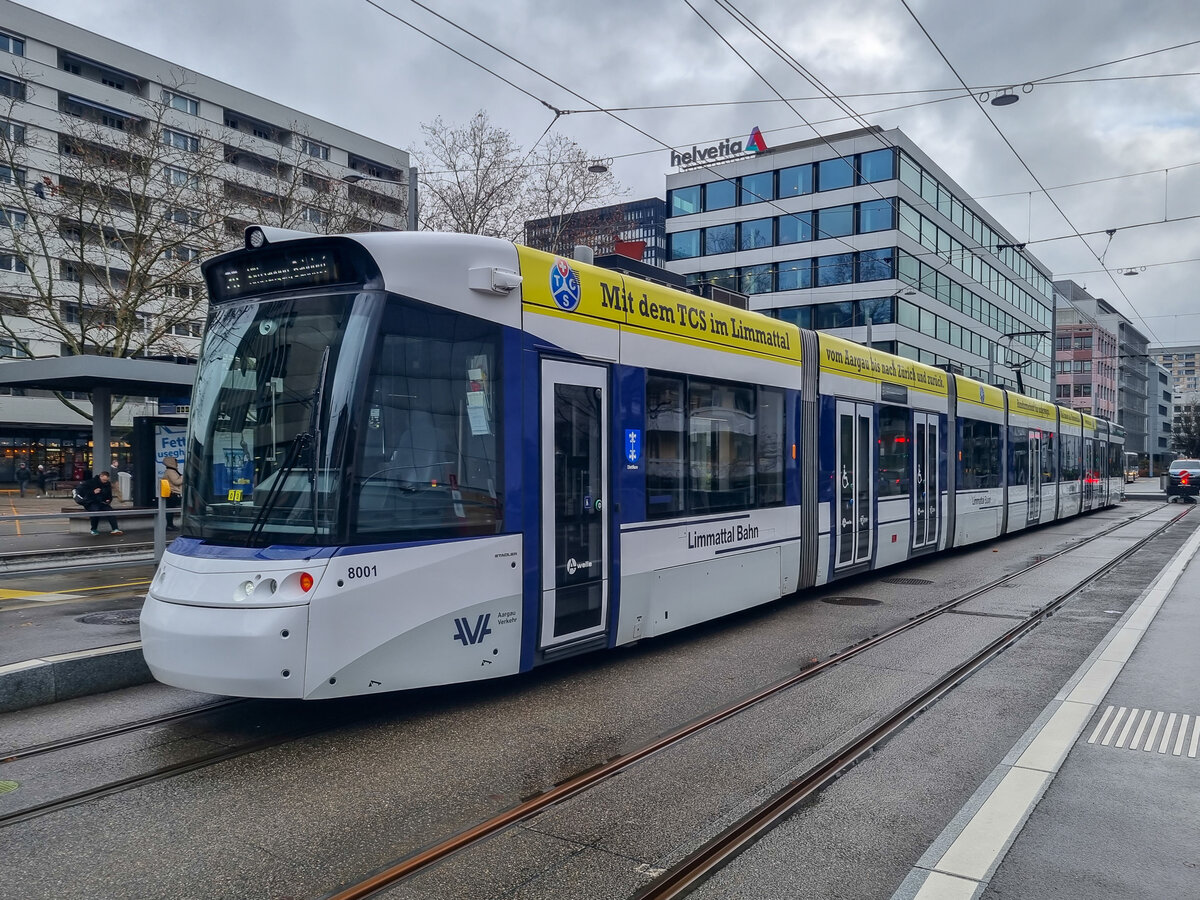 Zürich Limmattalbahn Zug 8001 auf der Linie 20 nach Bahnhof Killwangen am Bahnhof Zürich-Altstetten, 09.12.2024.