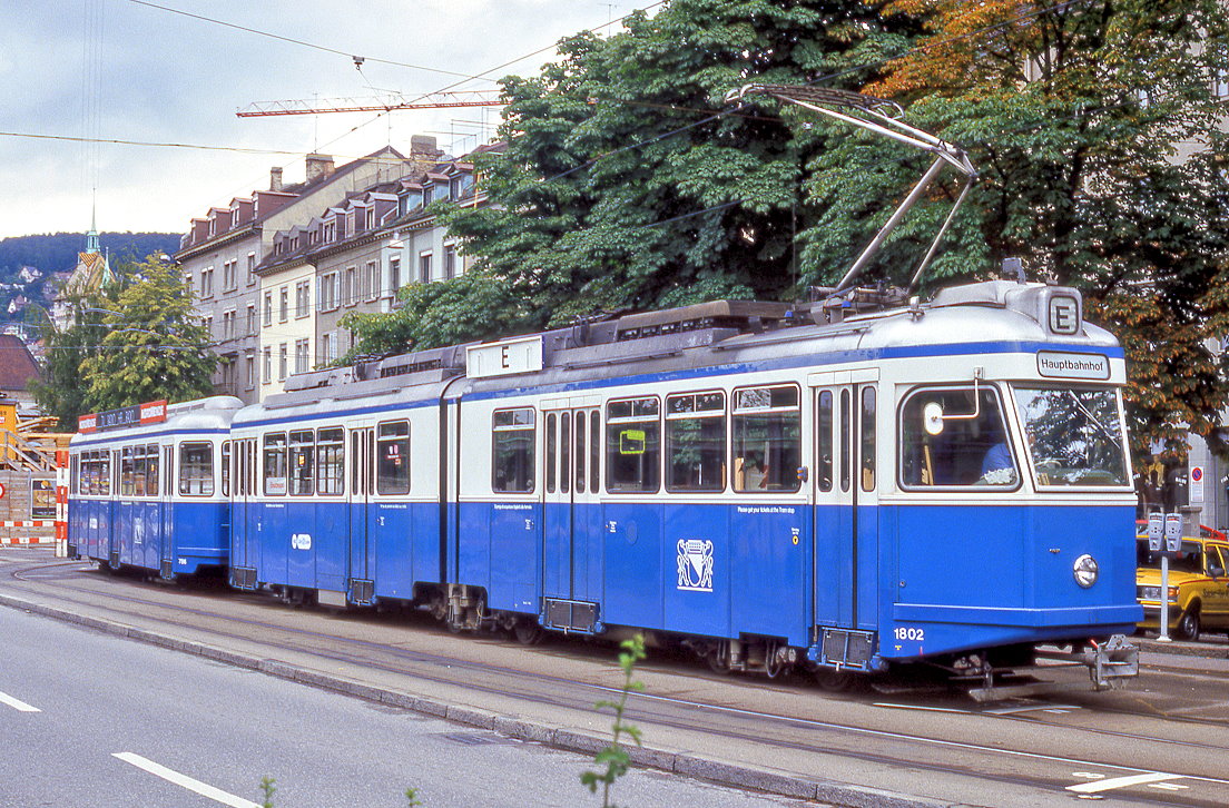 Zürich Tw 1802 mit Bw 786 in der Gessnerallee, 25.08.1987.
