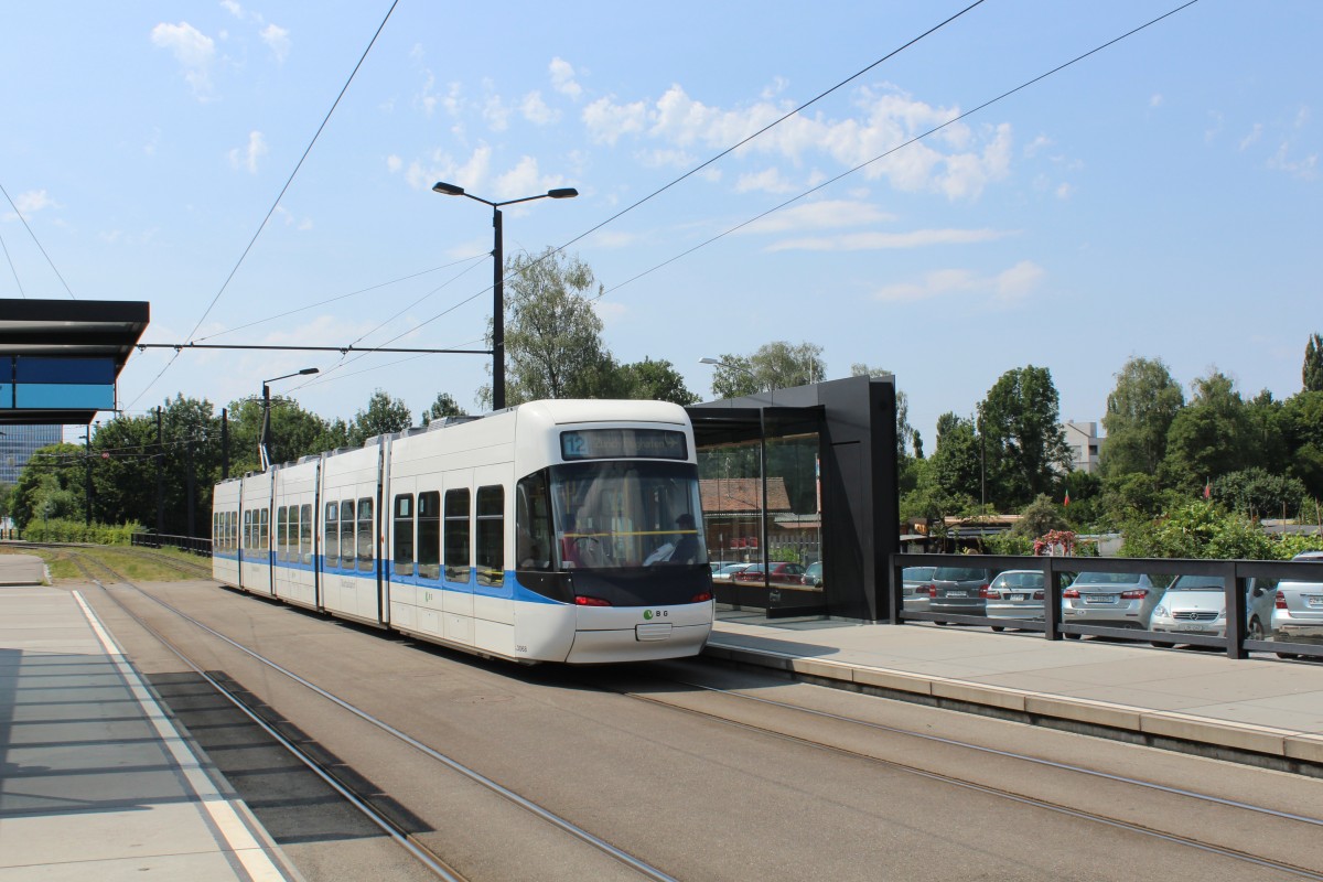 Zürich VBG Tram 12 (Bombardier/Alstom Be 5/6 3068) Hst. Auzelg am 11. Juli 2015.