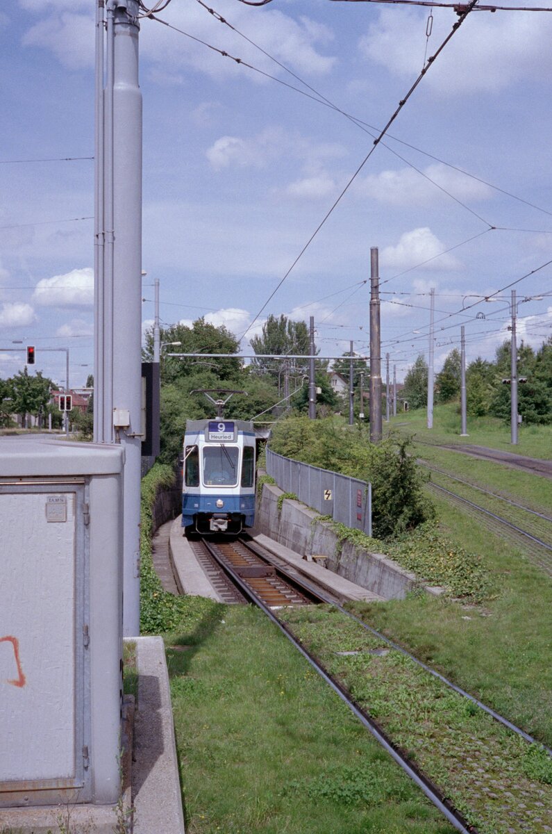 Zürich VBZ am 26. Juli 1993: Der Be 4/6 2108 auf der Tramlinie 9 hat eben den Tramtunnel zwischen Schwamendingen und Milchbuck verlassen und befindet sich auf der Auffahrtsrampe auf dem Weg zur Hst. Milchbuck im Stadtteil Unterstrass. Der Tw 2108 wurde 1992 von SWP/SIG/ABB hergestellt. - Scan eines Farbnegativs. Film: Kodak Gold 200-3. Kamera: Minolta XG-1.