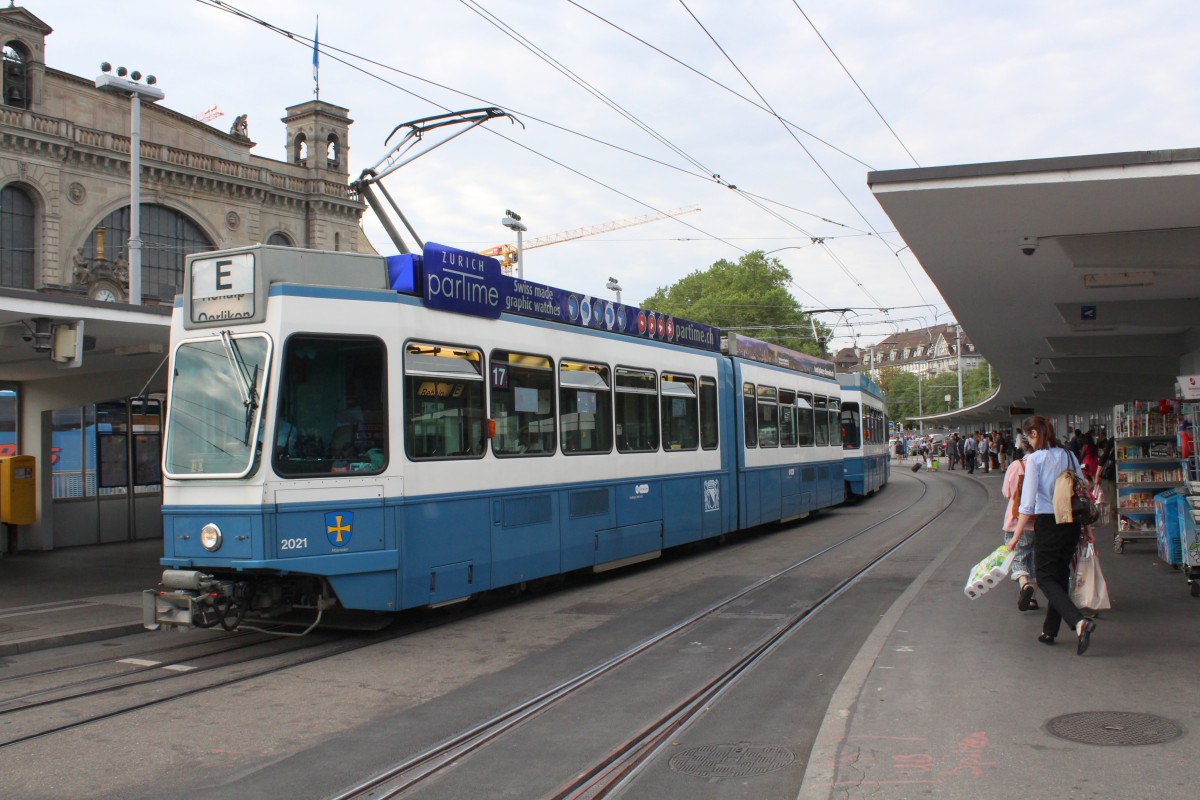 Zürich VBZ: Be 4/6 2021 (SWS/BBC 1977) als E-Wagen auf der Tramlinie 17 Bahnhofquai am 13. Juli 2015.