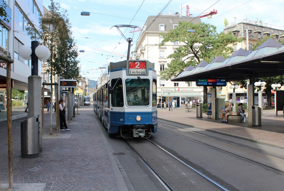 Zürich VBZ: Ein Zug der Tramlinie 2 (SWP/SIG/BBC Be 4/6 2071) erreicht am Vormittag des 13. Juli 2015 die Haltestelle Stauffacher (Badenerstrasse / Stauffacherplatz).