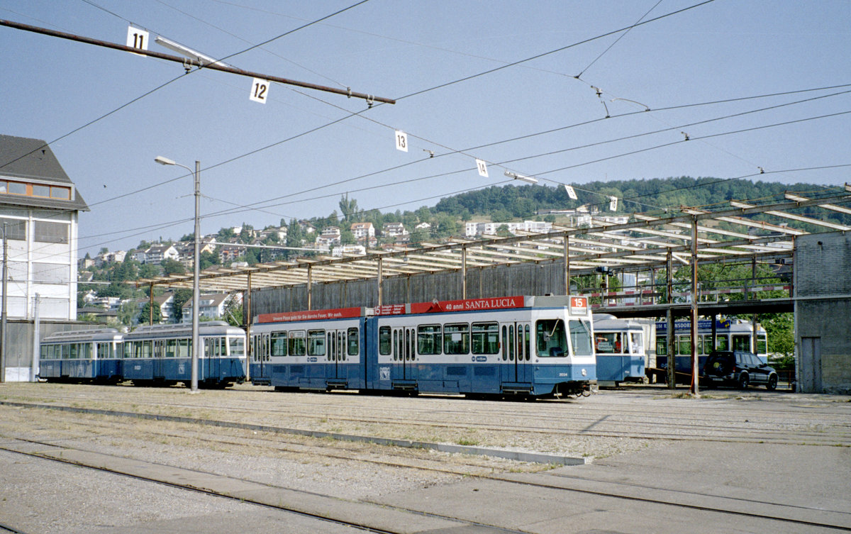 Zürich VBZ: Im Tramdepot Hard standen am 27. Juli 2006 einige abgestellte Tramfahrzeuge, u.a. der Be 4/6 2034 (SWS/BBC 1977). - Scan eines Farbnegativs. Film: Kodak FB 200-6. Kamera: Leica C2.