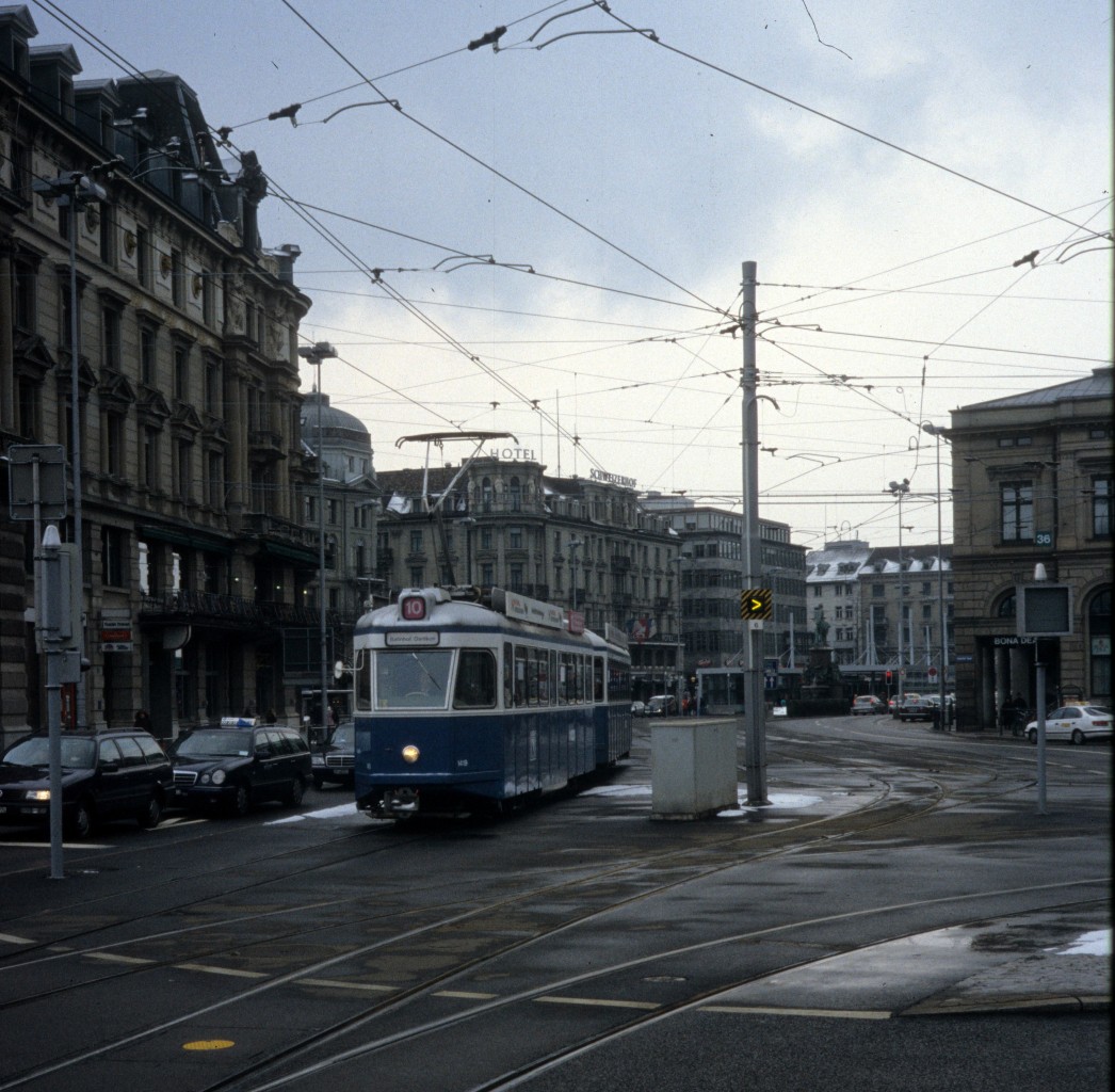 Zürich VBZ Tram 10 (SWS/MFO-Be 4/4 1419) Bahnhofplatz / Bahhofquai am 6. März 2005.