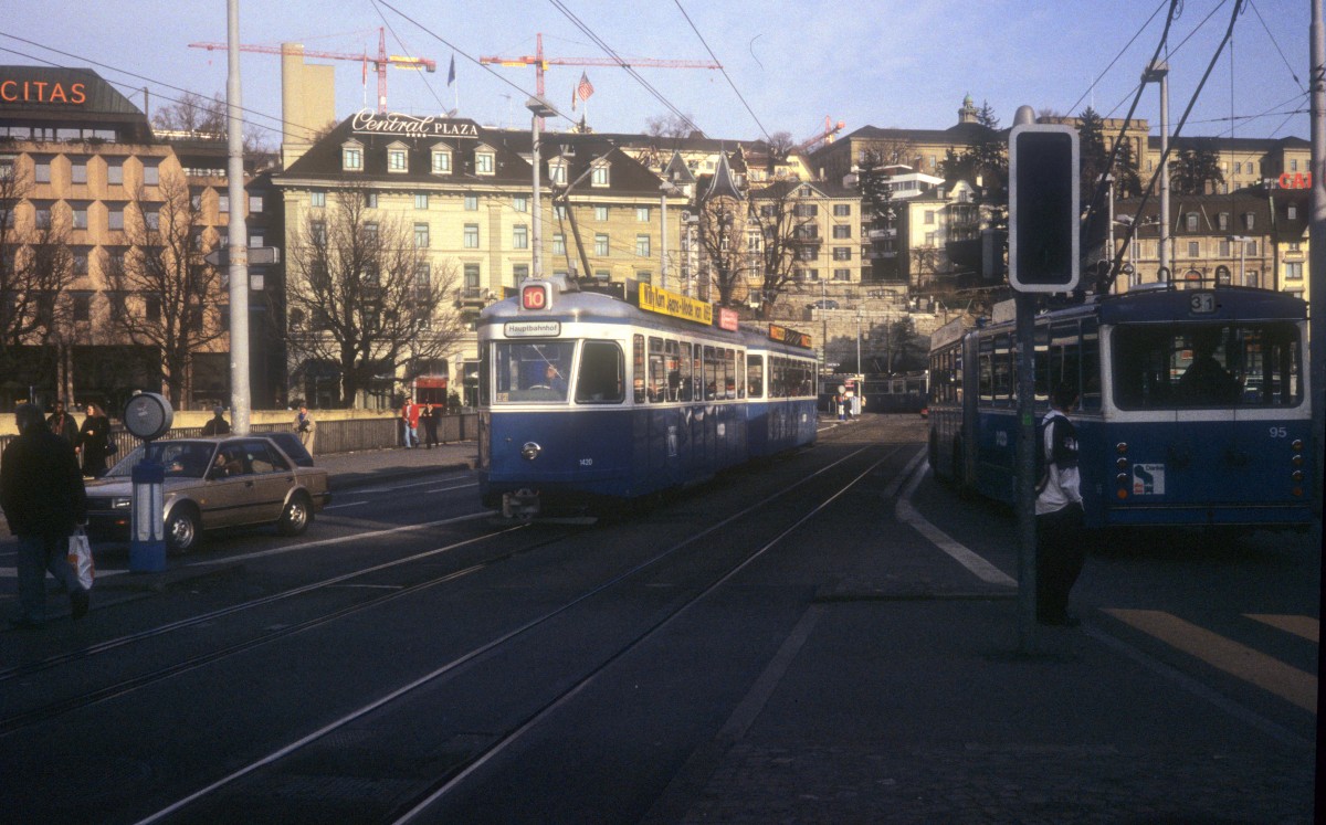 Zürich VBZ Tram 10 (SWS/MFO-Be 4/4 1420) Bahnhofbrücke am 18. Februar 1994.