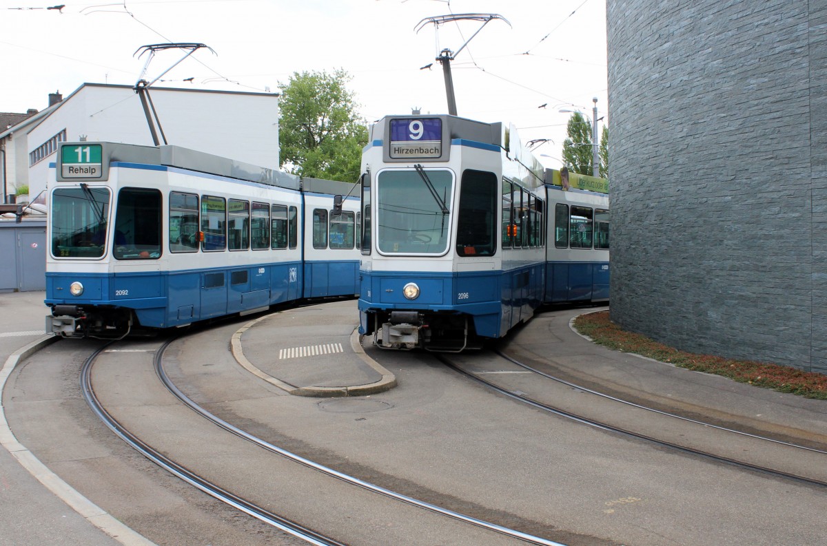 Zürich VBZ Tram 11 (Be 4/6 2092) / Tram 9 (Be 4/6 2096) am 13. Juli 2015: Der Bahnhof Tiefenbrunnen ist die zeitweilige Endstation der Tramlinien 9 und 11. Wegen Bauarbeiten am Bellevue und an der Quaibrücke fahren z. Z. (vom 11. Juli bis zum 14. August) die beiden Tramlinien zum Bhf. Tiefenbrunnen. - Die Linie 11 fährt in zwei Teilen (Rehalp - Stadelhofen / Opernhaus - Bhf. Tiefenbrunnen und Auzelg - Zürich HB - Bhf. Enge), während die Linie 9 die Strecke Hirzenbach - Milchbuck - ETH-Universitätsspital - Kunsthaus - Kreuzplatz - Bhf. Stadelhofen / Opernhaus - Bhf. Tiefenbrunnen bedient.