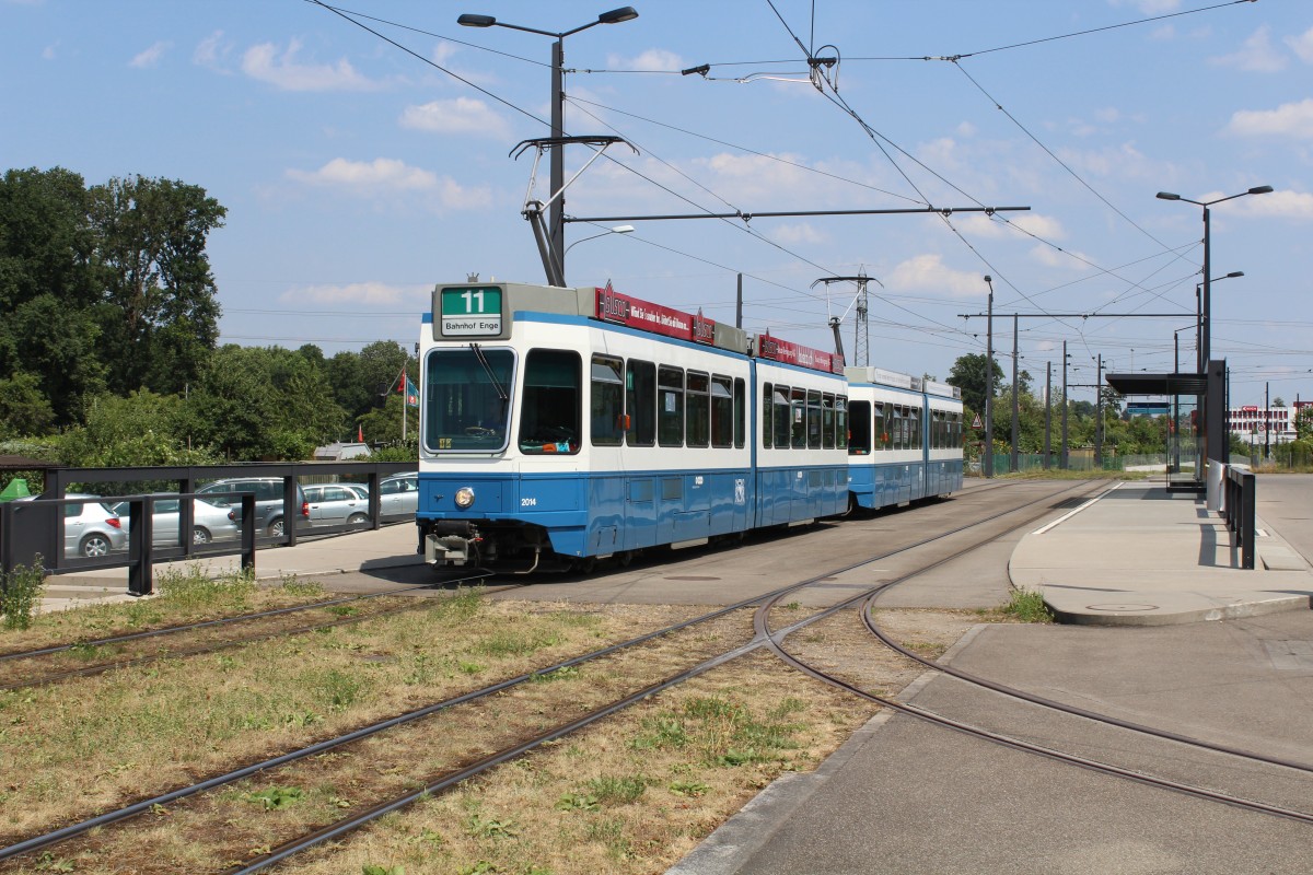 Zürich VBZ Tram 11 (SWS/BBC Be 4/6 2014 + Be 4/6 2017) Auzelg am 11. Juli 2015.