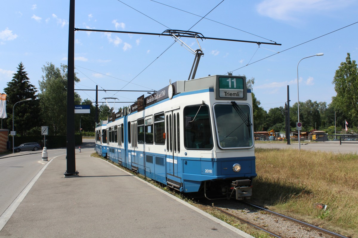 Zürich VBZ Tram 11 (SWS/BBC Be 4/6 2018 + Be 4/6 2009) Auzelg am 11. Juli 2015.