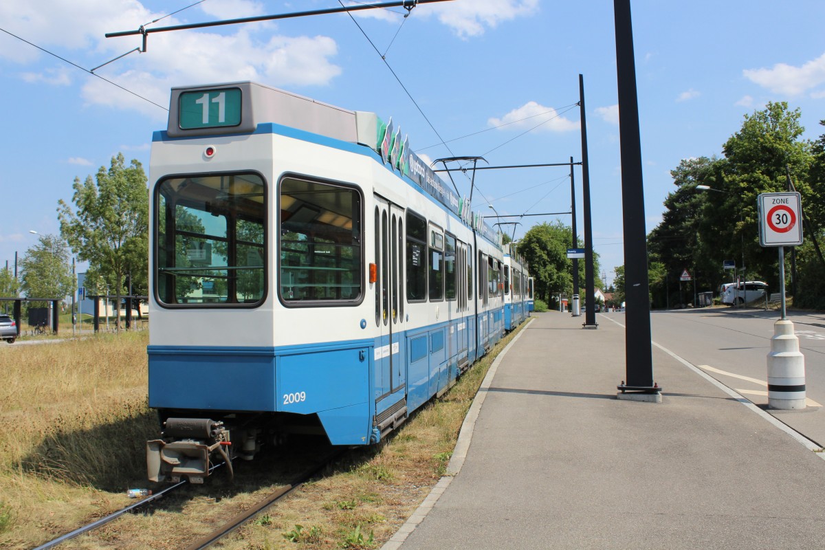 Zürich VBZ Tram 11 (SWS/BBC Be 4/6 2009 + Be 4/6 2018) Auzelg am 11. Juli 2015.